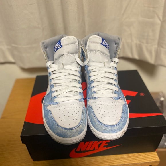 Jordan 1s Hyper Royal - Picture 3 of 5